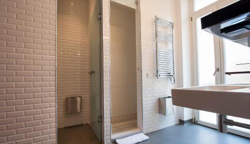 Bed in 6-Bed Female Dormitory Room with Private Bathroom