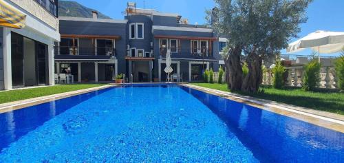 Apartment with Pool View 