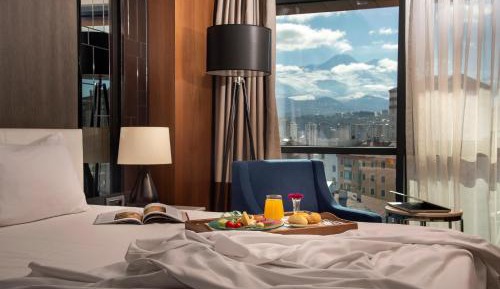 Premium King Room with Mountain View