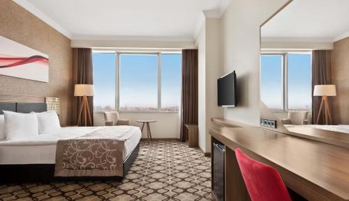 Deluxe Queen Room with City View - Non-Smoking