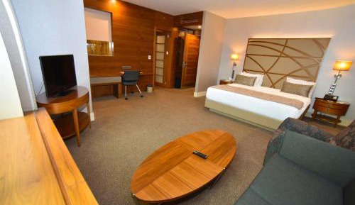 Corner Deluxe Double Room with Partial Sea View