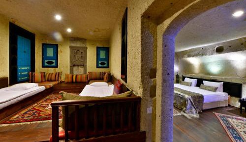 Deluxe Cave Family Suite