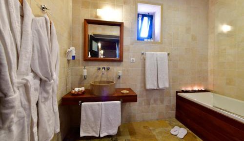 Deluxe Cave Suite