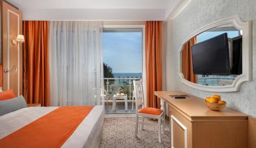 Standard Room with Partial Sea View