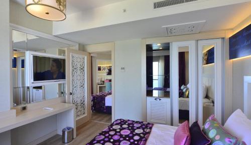 Family Room with Land View (3 Adults + 2 Children)