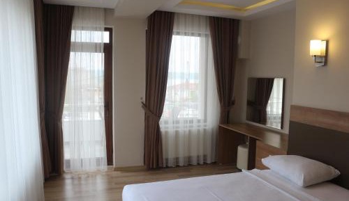 Deluxe Room (2 Adults + 1 Child)