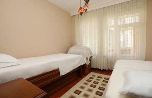 Uskudar Apartment | Flat with Two Living Rooms and Balcony in Uskudar