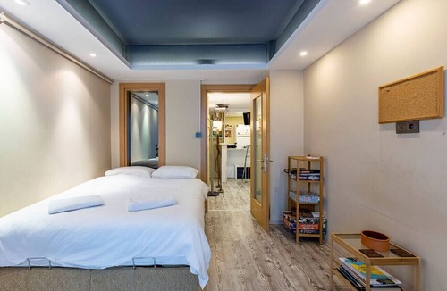 Harbiye Apartment | Modern Flat with Patio in Sisli