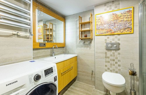 Harbiye Apartment | Modern Flat with Patio in Sisli