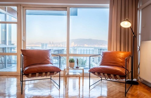 Karsiyaka Apartment | Sleek Flat with Sea View Balcony 2 min to Coast