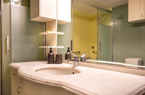 Karsiyaka Apartment | Sleek Flat with Sea View Balcony 2 min to Coast