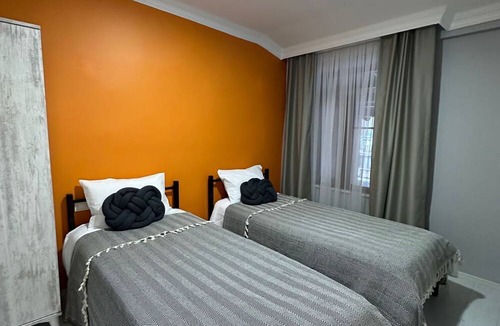Pera Apartment | 1 minute to istiklal street. Taksim square 5 minutes