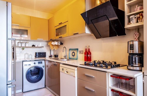 Ust Bostanci Apartment | Vibrant Flat with Balcony in Atasehir