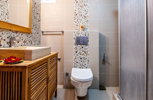 Ust Bostanci Apartment | Vibrant Flat with Balcony in Atasehir