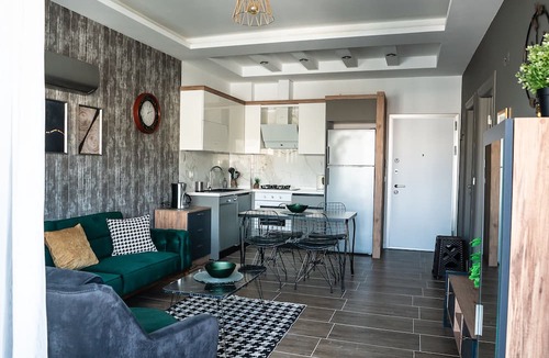 Kusadasi City Centre Condo | Luxurious 1BR! Netflix & kitchen - 5 min from the beach
