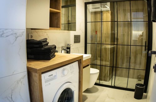 Kusadasi City Centre Condo | Luxurious 1BR! Netflix & kitchen - 5 min from the beach