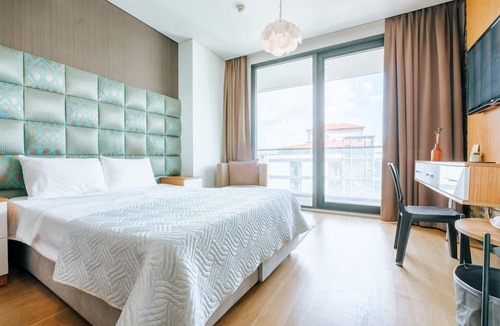 Merter Apartment | Studio Residence w Balcony Near Metro and Malls