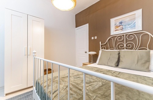 Osmanbey Apartment | Chic and Roomy Flat Near City's Nisantasi Mall