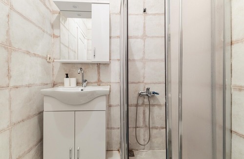 Osmanbey Apartment | Chic and Roomy Flat Near City's Nisantasi Mall