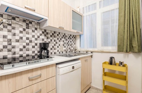 Osmanbey Apartment | Chic and Roomy Flat Near City's Nisantasi Mall