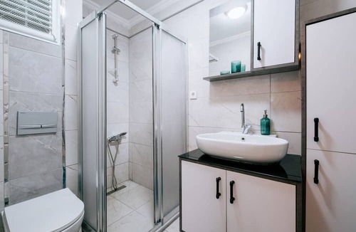 Rasimpasa Apartment | Charming Oasis w Balcony 5 min to Bull Statue