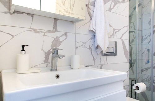 Akbuk Apartment | Sea View Flat with Shared Pool 5 min to Beach