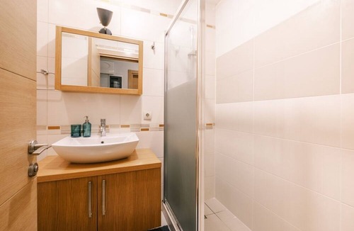 Caddebostan Mahallesi Apartment | Spacious Flat 3 min to Coast and Bagdat Avenue