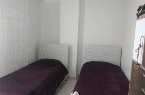 Kucukcekmece Apartment | Merkezi konumda çarşının tam üstünde ulaşımı kolay modern daire