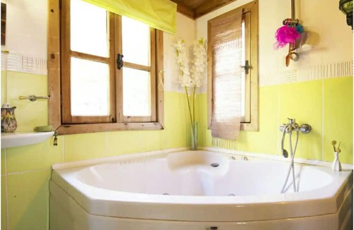 Yakakoy Cottage | Beautiful cedar chalet for romantic getaways