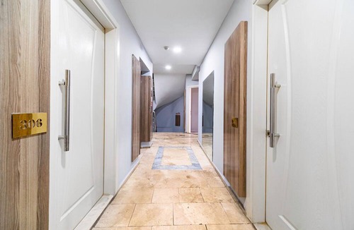 Kahramanlar Mahallesi Hotel | Silver Suit