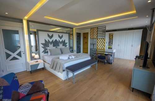Ayvalik Hotel | CUNDA EYE