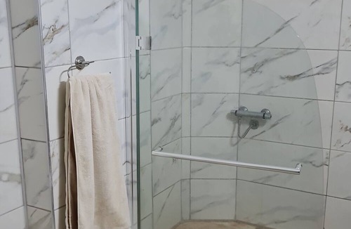 Akbuk Apartment | White Bay Resort 2 Bedrooms + 2 Bathrooms luxury beachfront aparts. max sleep 8