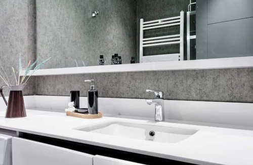 Kagithane Apartment | Zen - 1BD Apt w/ City Views & Balcony