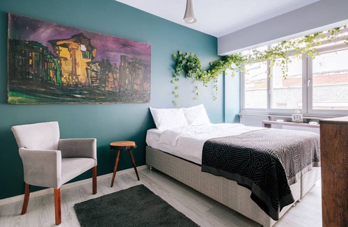 Besiktas Apartment | Vibrant Flat with Balcony 10 min to Besiktas Sq
