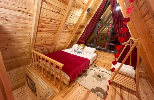 Ardesen Ski Chalet | Dağ,dere,deniz,Şehir ve orman manzaralı,jakuzili. Şömineli bungalov