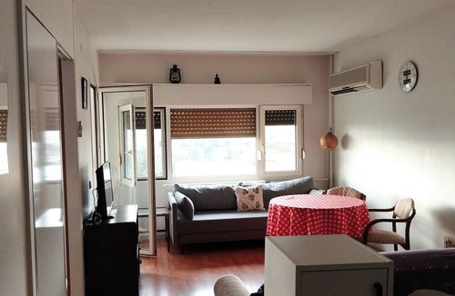 Atakent Mahallesi House | Sea and sunset view, close to public transportation, 1+1 within the safe site