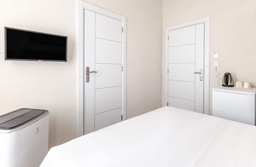 Rasimpasa House | Central, Historical Hotel Room w Garden in Kadikoy