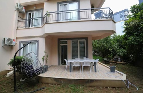 Lara House | Lemon Garden