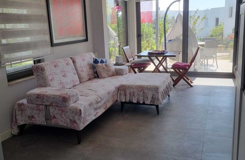 Bodrum City Center Apartment | Comfortable garden flat near to center easy access to public transport and Quiet