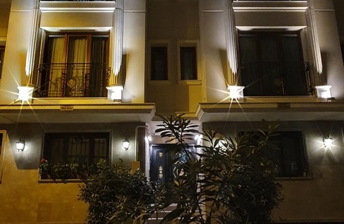 Cihangir Apartment | Cihangir Superior Living 3BR: Open Kitchen, 6 Guests, Public Transport Access