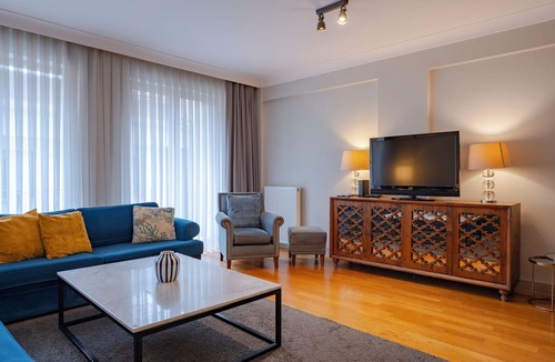 Cihangir Apartment | Spacious 3-bedroom apartment in amazing İstanbul with AC
