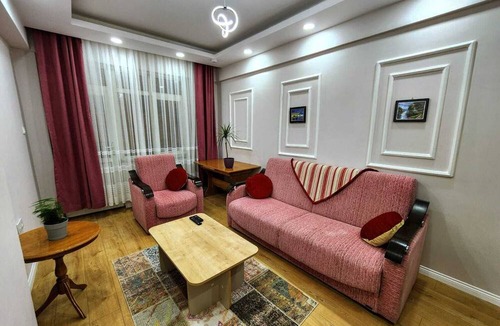 Tepebası Apartment | 5 Numara-Merkezi konumda ferah 1+1