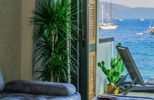 Bodrum City Center Apartment | Surfer Caravan Gastro Pub and Suites