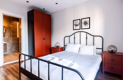 Sisli Apartment | This apartment is a 4 bedroom(s), 2 bathrooms, located in Şişli, İstanbul.
