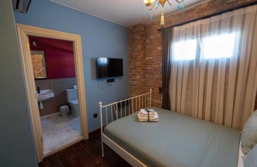 Ayvalik City Center Hotel | Avlulu Konak