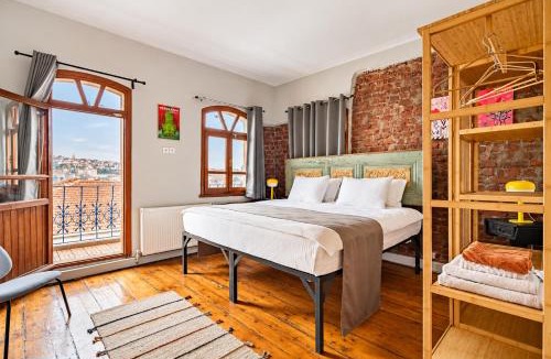 Istanbul City Center House | Timeless House Overlooking the Golden Horn with Sea - Nilorayn