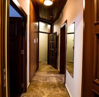 Sahinbey Apartment | Eşsiz Manzaralı, Geleneksel Döşenmiş Otantik Daire by Liku Living