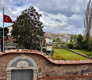 Istanbul City Center Apartment | i1 Studios - Stunning Seaview, by the Tram, Jacuzzi