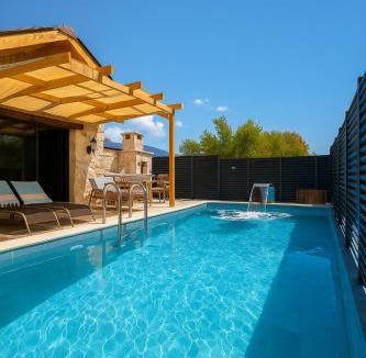 Sarıbelen Villa | Villa Gulenden Ozel Havuzlu Korunakli Mustakil Villa