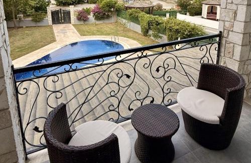 Dalyan Villa | Villa-Sleeps 9-Parking-Pool-Bbq-Hot tub-Pets